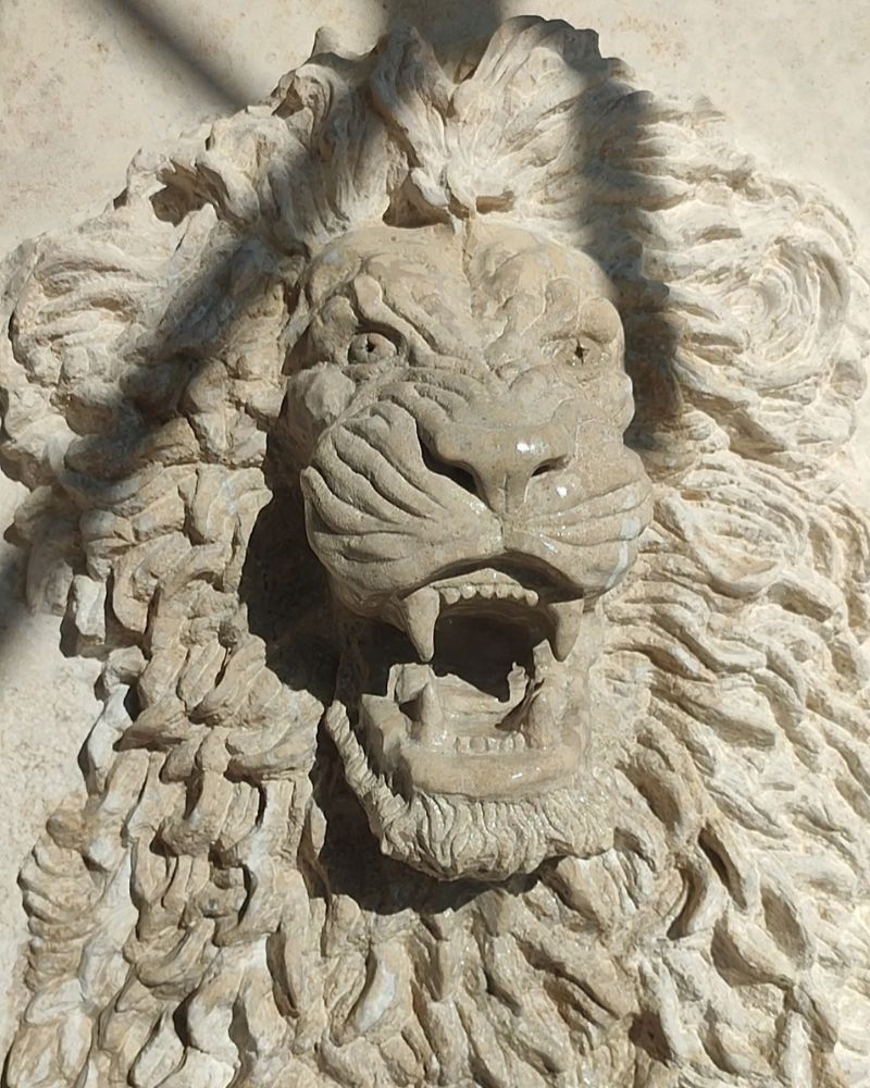 lion en pierre sculpture